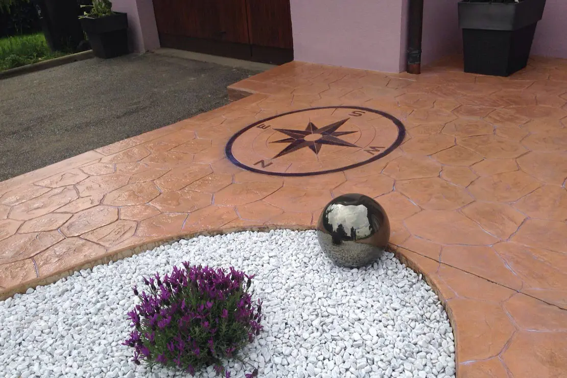 Brújula de hormigón impreso en el piso de una casa. Brújula de hormigón impreso en el piso de una casa.