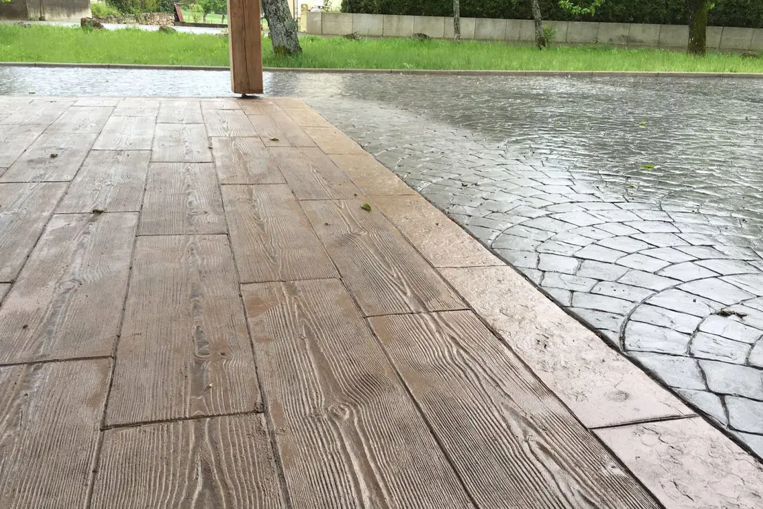 Hormigón impreso con apariencia de madera en el patio trasero de una vivienda. Hormigón impreso con apariencia de madera en el patio trasero de una vivienda.